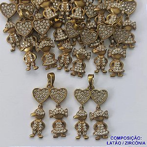 ACESSÓRIO NO BRUTO PRONTO PARA O BANHO (CX15 )- PINGENTE CORAÇÃO COM MENINA E MENINO CRAVEJADO COM MICRO ZIRCÔNIAS - COMPOSIÇÃO: LATÃO / ZIRCÔNIA - TAMANHO 24MM -  PESO TOTAL 2,8GR - BRU0001845