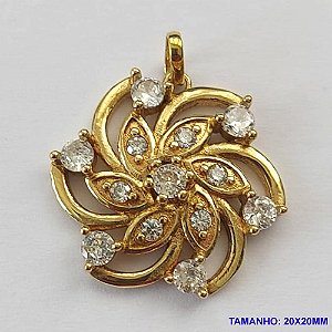 PINGENTE  NO BRUTO PRONTO PARA O BANHO (CX26) - PINGENTE FLOR VAZADA CRAVEJADA EM MICROS ZIRCÔNIAS CRISTAIS (PX001235) - COMPOSIÇÃO: LATÃO / ZIRCÔNIA - TAMANHO 20X20MM - PESO TOTAL 3,2GR - BRU10276