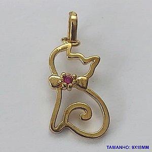 PINGENTE NO BRUTO PRONTO PARA O BANHO (CX26) - PINGENTE GATINHA COM PEDRA EM ZIRCÔNIA ROSA (PX001581 C503) - COMPOSIÇÃO: LATÃO / ZIRCÔNIA - TAMANHO 9X18MM - PESO TOTAL 0,7GR -  BRU10331