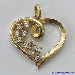 PINGENTE NO BRUTO PRONTO PARA O BANHO (CX26) - PINGENTE CORAÇÃO VAZADO COM PEDRAS EM ZIRCÔNIAS (PX001845) - COMPOSIÇÃO: LATÃO / ZIRCÔNIA - TAMANHO 20X21MM - PESO TOTAL 2,1GR -  BRU10333