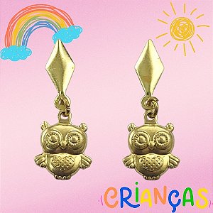 BRINCO NO BRUTO PRONTO PARA O BANHO - BRINCO DE PINO INFANTIL PINGENTE CORUJA 8X9MM (E2220) - PESO TOTAL 1GR - COMPOSIÇÃO: 100% LATÃO - BRU10339