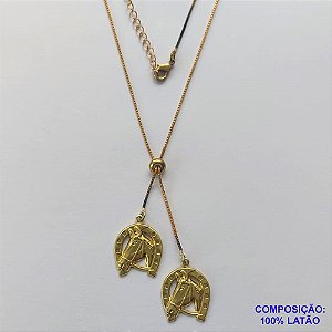 GARGANTILHA NO BRUTO PRONTO PARA O BANHO - COM CORRENTE VENEZIANA DE 45CM + EXTENSOR - " TIPO GRAVATINHA " AJUSTÁVEL - COM DOIS PINGENTES CAVALO COM FERRADURA 15X15MM (2508) - PESO TOTAL 4,8GR - BRU10343