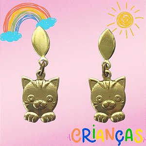BRINCO NO BRUTO PRONTO PARA O BANHO - BRINCO DE PINO INFANTIL PINGENTE GATINHO 7X10MM (E2999) - PESO TOTAL 1GR - COMPOSIÇÃO: 100% LATÃO - BRU10345