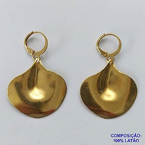 BRINCO NO BRUTO PRONTO BANHO - BRINCO COM PINGENTE FOLHA - ARGOLINHA DE PRESSÃO (TRANQUETA) TAMANHO 26X28MM - PESO TOTAL 4,5GR - BRU10353