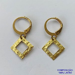 BRINCO NO BRUTO PRONTO BANHO - BRINCO COM PINGENTE QUADRADO MARTELADO (V1686) - ARGOLINHA DE PRESSÃO (TRANQUETA) TAMANHO 10X10MM - PESO TOTAL 1,2GR - BRU10362