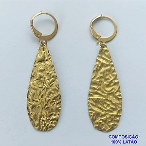 BRINCO NO BRUTO PRONTO BANHO - BRINCO COM PINGENTE GOTA COMPRIDA MARTELADA (V2151) - ARGOLINHA DE PRESSÃO (TRANQUETA) TAMANHO 14X38MM - PESO TOTAL 3,4GR - BRU10451
