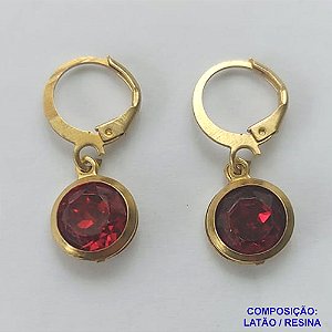 BRINCO NO BRUTO PRONTO BANHO - BRINCO COM PINGENTE EM RESINA VERMELHA 10MM - ARGOLINHA DE PRESSÃO (TRANQUETA) - PESO TOTAL 1,6GR - BRU10465