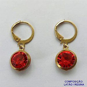 BRINCO NO BRUTO PRONTO BANHO - BRINCO COM PINGENTE EM RESINA VERMELHA 10MM - ARGOLINHA DE PRESSÃO (TRANQUETA) - PESO TOTAL 1,6GR - BRU10519