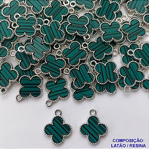 ACESSÓRIO NO BRUTO PRONTO PARA O BANHO(CX91) - PINGENTE TIPO "VAN CLEEF" VERDE LISTRADO - COM UMA ARGOLINHA - TAMANHO 14MM - PESO 1GR - COMPOSIÇÃO: LATÃO / RESINA - (VENDIDA POR UNIDADE) - BRU0001889