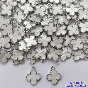 ACESSÓRIO NO BRUTO PRONTO PARA O BANHO(CX91) - PINGENTE TIPO "VAN CLEEF" MADRE PÉROLA - COM UMA ARGOLINHA - TAMANHO 14MM - PESO 1GR - COMPOSIÇÃO: LATÃO / RESINA - (VENDIDA POR UNIDADE) - BRU0001891
