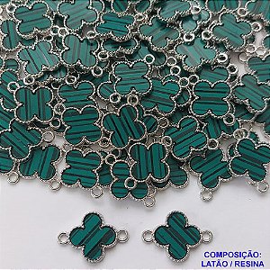 ACESSÓRIO NO BRUTO PRONTO PARA O BANHO(CX91) - PINGENTE TIPO "VAN CLEEF" VERDE LISTRADO - COM DUAS ARGOLINHAS - TAMANHO 14MM - PESO 1GR - COMPOSIÇÃO: LATÃO / RESINA - (VENDIDA POR UNIDADE) - BRU0001894