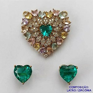 CONJUNTO NO BRUTO PRONTO PARA O BANHO (CX02) - CONJUNTO SEM CORRENTE - (PINGENTE E BRINCOS) PINGENTE FORMATO CORAÇÃO CRAVEJADO COM ZIRCÔNIAS COLORIDAS 28MM E BRINCO PINO FORMATO CORAÇÃO ZIRCÔNIA VERDE 8MM- PESO TOTAL 8.4GR -  BRU10611
