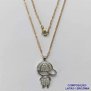 GARGANTILHA NO BRUTO PRONTO PARA O BANHO(CX65) - COM CORRENTE CADEADO DE 45CM - PINGENTE MENINO COM MICRO ZIRCÔNIAS CRISTAIS 19X26MM - PESO TOTAL 5.0GR - BRU10672