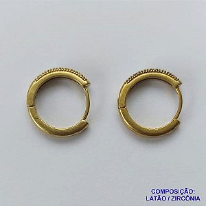 BRINCO NO BRUTO PRONTO BANHO (CX03) - BRINCO COM UMA FILEIRA DE MICRO ZIRCÔNIA CRISTAL - ARGOLINHA DE PRESSÃO (TRANQUETA) TAMANHO 17MM - LARGURA: 2.6MM - PESO TOTAL 2.9GR - BRU10706