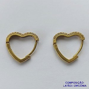 BRINCO NO BRUTO PRONTO BANHO (CX06) - BRINCO FORMATO CORAÇÃO COM UMA FILEIRA DE MICRO ZIRCÔNIA CRISTAL - ARGOLINHA DE PRESSÃO (TRANQUETA) TAMANHO 17MM - LARGURA: 3MM - PESO TOTAL 2.3GR - BRU10709