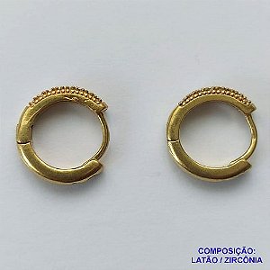 BRINCO NO BRUTO PRONTO BANHO (CX07) - BRINCO COM UMA FILEIRA DE MICRO ZIRCÔNIA CRISTAL - ARGOLINHA DE PRESSÃO (TRANQUETA) TAMANHO 14MM - LARGURA: 2.6MM - PESO TOTAL 2.0GR - BRU10711