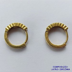 BRINCO NO BRUTO PRONTO BANHO(CX02) - BRINCO COM UMA FILEIRA DE MICRO ZIRCÔNIA CRISTAL - ARGOLINHA DE PRESSÃO (TRANQUETA) TAMANHO 13MM - LARGURA: 2.8MM - PESO TOTAL 1.8GR - BRU10712