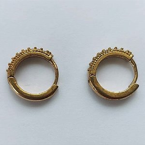 BRINCO NO BRUTO PRONTO BANHO (CX03)- BRINCO COM UMA FILEIRA DE MICRO ZIRCÔNIA CRISTAL - ARGOLINHA DE PRESSÃO (TRANQUETA) TAMANHO 14MM - LARGURA: 3.2MM - PESO TOTAL 2.5GR - BRU10714