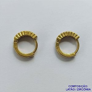 BRINCO NO BRUTO PRONTO BANHO (CX06) - BRINCO COM UMA FILEIRA DE MICRO ZIRCÔNIA CRISTAL - ARGOLINHA DE PRESSÃO (TRANQUETA) TAMANHO 11MM - LARGURA: 2MM - PESO TOTAL 1.5GR - BRU10718