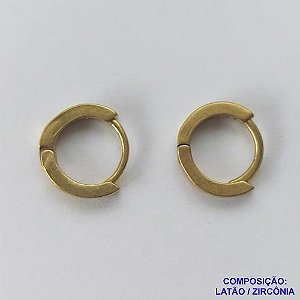 BRINCO NO BRUTO PRONTO BANHO (CX04) - BRINCO COM UMA FILEIRA DE MICRO ZIRCÔNIAS CRISTAIS - ARGOLINHA DE PRESSÃO (TRANQUETA) TAMANHO 11MM - LARGURA: 2MM - PESO TOTAL 1.0GR - BRU10725