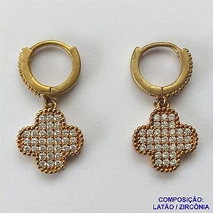 BRINCO NO BRUTO PRONTO BANHO (CX07) - BRINCO VAN CLEEF COM MICRO ZIRCÔNIAS CRISTAIS - ARGOLINHA DE PRESSÃO (TRANQUETA) TAMANHO 11MM - PESO TOTAL 3.4GR - BRU10726