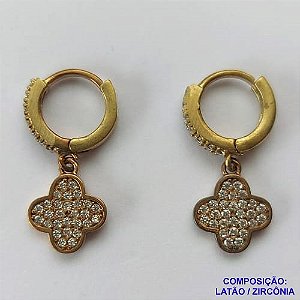 BRINCO NO BRUTO PRONTO BANHO (CX07) - BRINCO VAN CLEEF COM MICRO ZIRCÔNIAS CRISTAIS - ARGOLINHA DE PRESSÃO (TRANQUETA) TAMANHO 9MM - PESO TOTAL 2.3GR - BRU10728