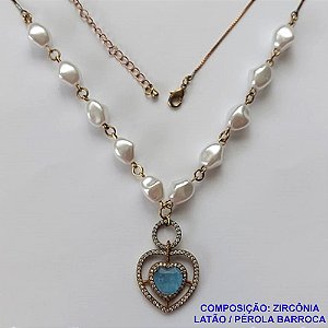 GARGANTILHA NO BRUTO PRONTO PARA O BANHO (CX40) - COM PÉROLAS BARROCAS E PINGENTE CORAÇÃO COM ZIRCÔNIA AZUL E BASE CRAVEJADA EM MICROS ZIRCÔNIAS CRISTAIS 21X23MM - COM CORRENTE VENEZIANA - TAMANHO 60CM + EXTENSOR - PESO: 10,6GR - BRU11232