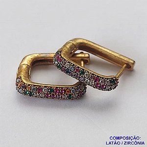 BRINCO NO BRUTO PRONTO BANHO(TTUU)(CX02) - BRINCO FORMATO QUADRADO COM TRÊS FILEIRAS DE MICROS ZIRCÔNIAS COLORIDAS - ARGOLINHA DE PRESSÃO (TRANQUETA) TAMANHO 15MM - LARGURA: 2,5MM - PESO TOTAL 4,5GR - BRU12238