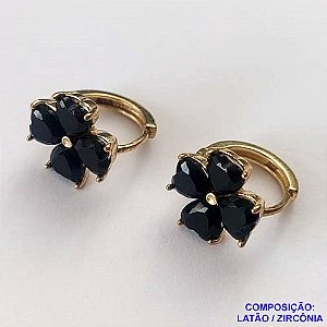 BRINCO NO BRUTO PRONTO BANHO(CX03) - BRINCO FLOR COM ZIRCÔNIAS PRETAS - ARGOLINHA DE PRESSÃO (TRANQUETA) TAMANHO 10X10MM - PESO TOTAL 2,7GR - BRU12250