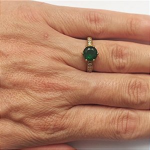 ANEL NO BRUTO PRONTO PARA O BANHO - ANEL CRAVEJADO COM MICROS ZIRCÔNIAS CRISTAIS E PEDRA EM ZIRCÔNIA VERDE (AX000004 C129) - COMPOSIÇÃO LATÃO / ZIRCÔNIA - PESO MÉDIO 2.4GR - ANEL000357