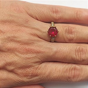 ANEL NO BRUTO PRONTO PARA O BANHO - ANEL CRAVEJADO COM MICROS ZIRCÔNIAS CRISTAIS E PEDRA EM ZIRCÔNIA VERMELHA (AX000004 C503) - COMPOSIÇÃO LATÃO / ZIRCÔNIA - PESO MÉDIO 2.4GR - ANEL000359