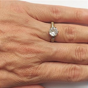 ANEL NO BRUTO PRONTO PARA O BANHO - ANEL CRAVEJADO COM MICROS ZIRCÔNIAS CRISTAIS E PEDRA EM ZIRCÔNIA CRISTAL (AX000004) - COMPOSIÇÃO LATÃO / ZIRCÔNIA - PESO MÉDIO 2.4GR - ANEL000363