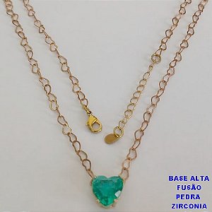 SHOCKER NO BRUTO PRONTO PARA O BANHO - CORRENTE CORAÇÕES E PINGENTE EM ZIRCÔNIA VERDE 10X10MM  - TAMANHO 40CM + EXTENSOR - PESO: 3,6GR - BRU12414