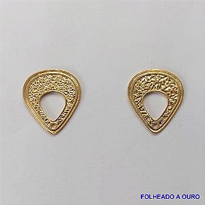 ACESSÓRIO FOLHEADO A OURO - BANHADO COM 5 MILESIMO+VERNIZ DIAMOND - BASE PARA BRINCO COM PINO FORMATO GOTA MARTELADA VAZADA - TAMANHO 13X15MM  - VENDIDA POR PAR - OURO015