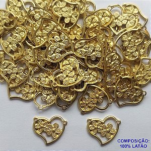 ACESSÓRIO PINGENTE NO BRUTO PRONTO PARA O BANHO (CX18) - PINGENTE CORAÇÃO VAZADO COM FLORES 11X13MM (3311) - COMPOSIÇÃO 100% LATÃO - PESO TOTAL 0,6GR - BRU0002041