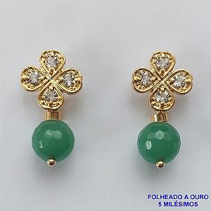 BRINCO FOLHEADO A OURO - BANHADO COM 5 MILESIMO+VERNIZ DIAMOND - BRINCO COM PINO E TREVO COM ZIRCÔNIAS E PEDRA JADE VERDE - TAMANHO 27MM - OURO017
