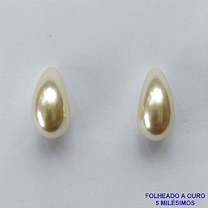 BRINCO FOLHEADO A OURO(bru2192d) - BANHADO COM 5 MILESIMO+VERNIZ DIAMOND - BRINCO COM PINO EM PÉROLA FORMATO GOTA - TAMANHO 16MM - OURO018