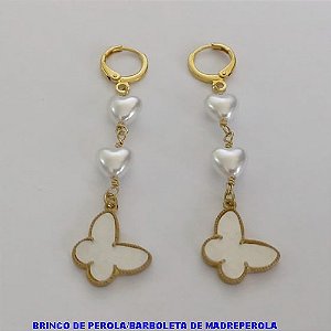 BRINCO NO BRUTO PRONTO PARA O BANHO - BRINCO EM PÉROLA CORAÇÃO E PINGENTE BORBOLETA TIPO VAN CLEEF MADRE PÉROLA EM RESINA 10MM - TAMANHO 45MM - PESO: 3,3GR - BRU12584
