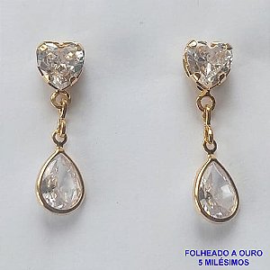 BRINCO FOLHEADO A OURO - BANHADO COM 5 MILÉSIMOS + VERNIZ DIAMOND - BRINCO DE PINO COM ZIRCÔNIA CORAÇÃO CRISTAL  E PINGENTE ZIRCÔNIA TIPO GOTA  - TAMANHO 22MM - OURO030