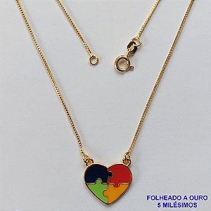 GARGANTILHA FOLHEADA A OURO - BANHADO COM 5 MILÉSIMOS + VERNIZ DIAMOND - CORRENTE VENEZIANA 45CM E PINGENTE CORAÇÃO AUTISTO 13X16MM - FECHO REDONDO - OURO042