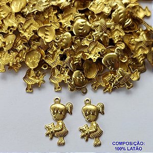 ACESSÓRIO NO BRUTO PRONTO PARA O BANHO(CX71)(E2035) - PINGENTE MENINA SEGURANDO URSINHO (E2035) - TAMANHO 18MM PESO TOTAL 0,3GR - COMPOSIÇÃO: 100% LATÃO - BRU0002107