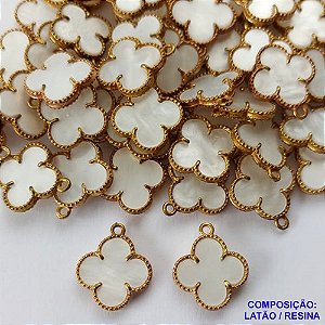 ACESSÓRIO NO BRUTO PRONTO PARA O BANHO - PINGENTE TIPO "VAN CLEEF" MADRE PÉROLA - COM UMA ARGOLINHA - TAMANHO 14MM - PESO 0,8GR - COMPOSIÇÃO: LATÃO / RESINA - (VENDIDA POR UNIDADE) - BRU0002118