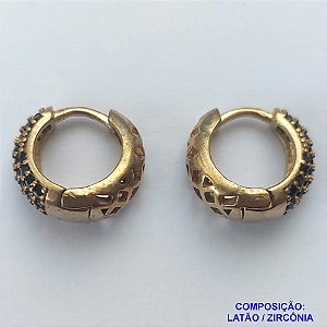 BRINCO NO BRUTO PRONTO BANHO - BRINCO ARGOLA CRAVEJADO EM MICROS ZIRCÔNIAS PRETAS - (TRANQUETA) TAMANHO 14X16MM - LARGURA: 8MM - PESO TOTAL 4.8GR - BRU12672
