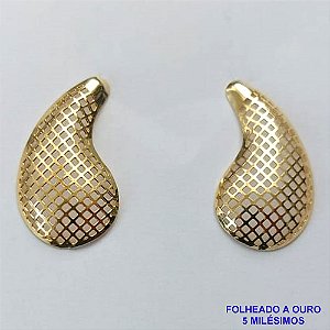 BRINCO FOLHEADO A OURO - BANHADO COM 5 MILÉSIMOS + VERNIZ DIAMOND - BRINCO DE PINO TIPO GOTA VAZADA 16X30MM - OURO045