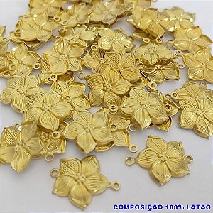 ACESSÓRIO PINGENTE NO BRUTO PRONTO PARA O BANHO(CX68) -(1609) FLOR COM DUAS ARGOLINHAS (1609) - TAMANHO 16MM PESO TOTAL 1GR - COMPOSIÇÃO: 100% LATÃO - BRU0002131