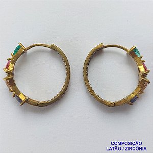 BRINCO NO BRUTO PRONTO BANHO(TTUU)(CX01) - BRINCO ARGOLA COM ZIRCÔNIAS COLORIDAS E MICROS ZIRCÔNIAS CRISTAIS PARTE INTERNA - TAMANHO 28MM - LARGURA: 6MM - PESO TOTAL 7GR - BRU12729