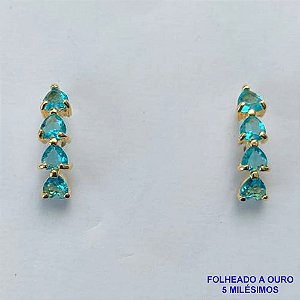 BRINCO FOLHEADO A OURO - BANHADO COM 5 MILÉSIMOS + VERNIZ DIAMOND - BRINCO DE PINO COM ZIRCÔNIAS AZUL 5X17MM - OURO050
