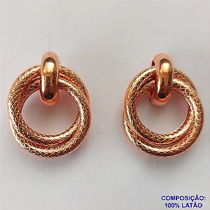 BRINCO NO BRUTO PRONTO PARA O BANHO - BRINCO DE PINO COM ARGOLAS ENTRELAÇADAS - COMPOSIÇÃO: 100% LATÃO - TAMANHO 33MM - PESO TOTAL 9GR - BRU12764