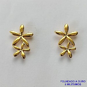 BRINCO FOLHEADO A OURO - BANHADO COM 5 MILÉSIMOS + VERNIZ DIAMOND - BRINCO DE PINO COM DUAS FLORES 10X15MM - OURO054