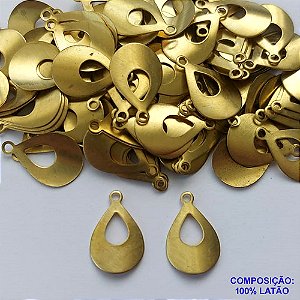 ACESSÓRIO NO BRUTO PRONTO PARA O BANHO (CX23) - GOTA CURVADA VAZADA 24MM (E2175) - PESO 0,3GR - COMPOSIÇÃO: 100% LATÃO - BRU0002229